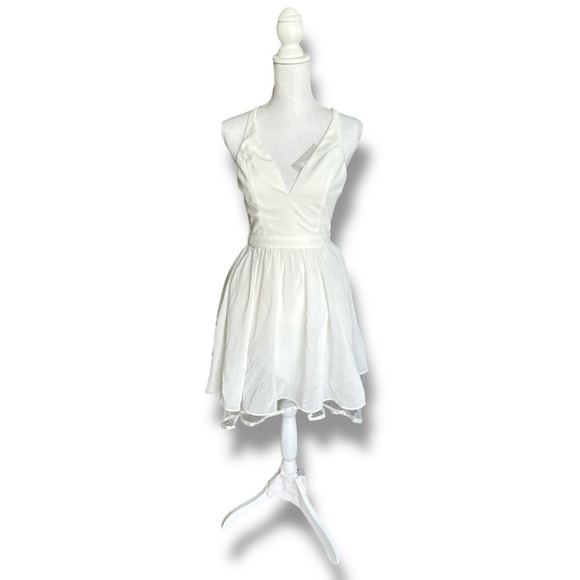 Ivory Chiffon Short V-Neck Homecoming Dress with Lace Back Size Medium N… - Picture 1 of 8
